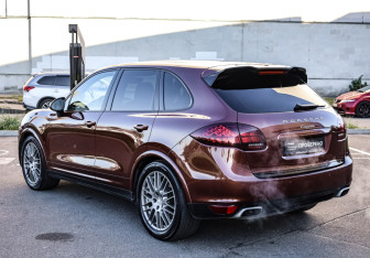 Подержанный автомобиль Porsche Cayenne 2012 года (9 фото)