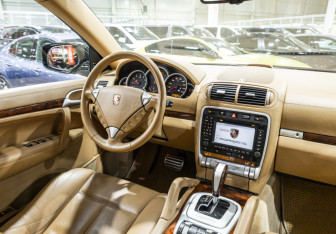 Подержанный автомобиль Porsche Cayenne 2007 года (15 фото)