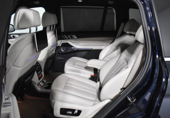 Подержанный автомобиль BMW X7 2021 года (11 фото)