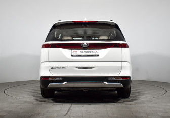 Подержанный автомобиль Kia Carnival 2020 года (6 фото)
