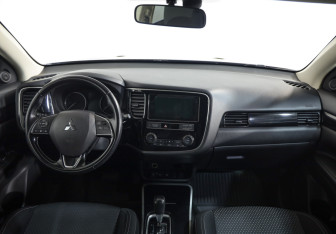 Подержанный автомобиль Mitsubishi Outlander 2019 года (9 фото)