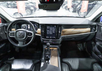 Подержанный автомобиль Volvo S90 2017 года (23 фото)