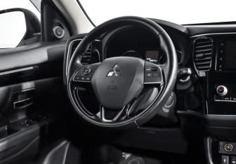 Подержанный автомобиль Mitsubishi Outlander 2020 года (15 фото)