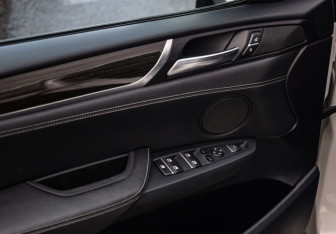 Подержанный автомобиль BMW X3 2015 года (23 фото)