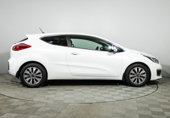 Подержанный автомобиль Kia Ceed Hatchback 2015 года (4 фото)