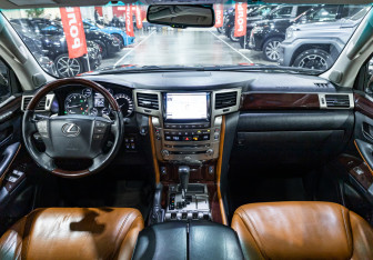 Подержанный автомобиль Lexus LX 2012 года (16 фото)