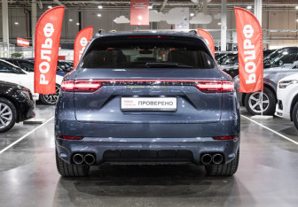 Подержанный автомобиль Porsche Cayenne 2018 года (15 фото)