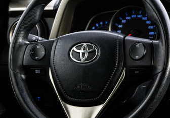 Подержанный автомобиль Toyota RAV4 2014 года (12 фото)