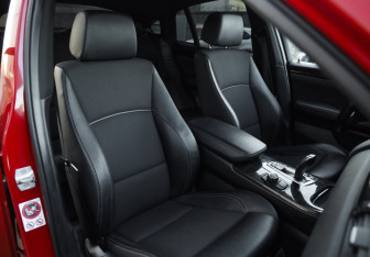 Подержанный автомобиль BMW X4 2016 года (24 фото)