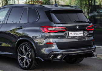Подержанный автомобиль BMW X5 2019 года (11 фото)