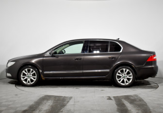 Подержанный автомобиль Skoda Superb Liftback 2011 года (8 фото)