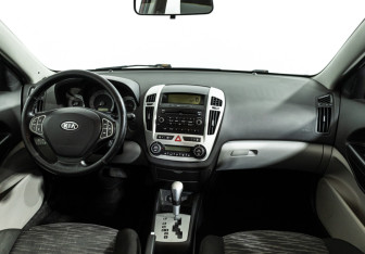 Подержанный автомобиль Kia Ceed Wagon 2008 года (13 фото)