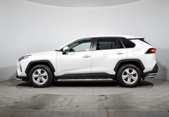 Подержанный автомобиль Toyota RAV4 2020 года (8 фото)