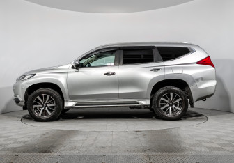 Подержанный автомобиль Mitsubishi Pajero Sport 2017 года (8 фото)