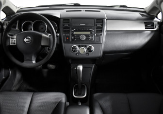 Подержанный автомобиль Nissan Tiida Hatchback 2010 года (14 фото)