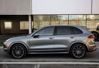 Подержанный автомобиль Porsche Cayenne 2015 года (9 фото)