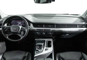 Подержанный автомобиль Audi Q7 2015 года (13 фото)