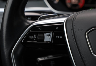 Подержанный автомобиль Audi A8 2019 года (15 фото)