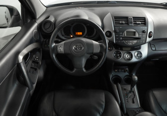 Подержанный автомобиль Toyota RAV4 2008 года (10 фото)