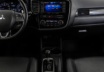Подержанный автомобиль Mitsubishi Outlander 2015 года (14 фото)