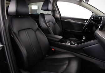 Подержанный автомобиль Kia K5 2021 года (11 фото)