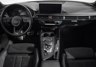 Подержанный автомобиль Audi A4 Sedan 2018 года (15 фото)
