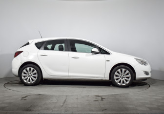Подержанный автомобиль Opel Astra Hatchback 2011 года (4 фото)