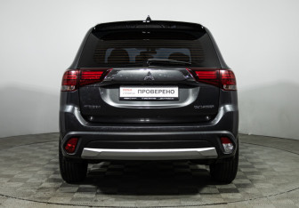 Подержанный автомобиль Mitsubishi Outlander 2015 года (6 фото)