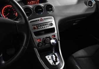 Подержанный автомобиль Peugeot 308 Hatchback 2011 года (14 фото)