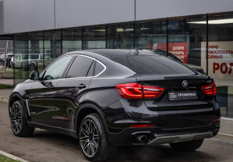 Подержанный автомобиль BMW X6 2015 года (7 фото)