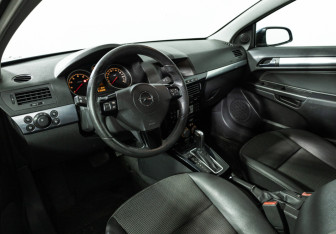 Подержанный автомобиль Opel Astra Hatchback 2007 года (11 фото)