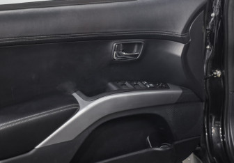 Подержанный автомобиль Mitsubishi Outlander 2012 года (16 фото)