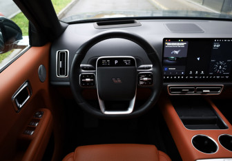 Подержанный автомобиль LiXiang L9 2023 года (9 фото)