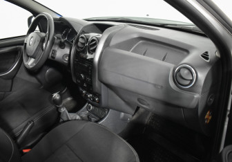 Подержанный автомобиль Renault Duster 2016 года (12 фото)