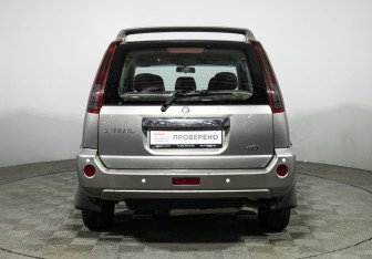 Подержанный автомобиль Nissan X-Trail 2005 года (6 фото)