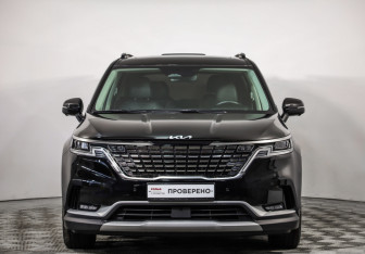 Подержанный автомобиль Kia Carnival 2022 года (2 фото)