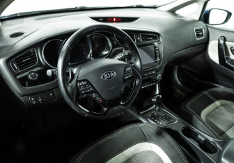 Подержанный автомобиль Kia Ceed Hatchback 2014 года (11 фото)