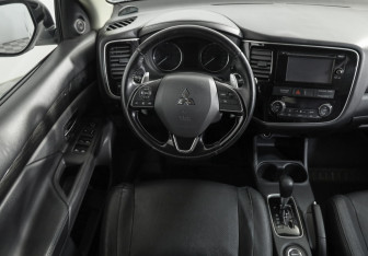 Подержанный автомобиль Mitsubishi Outlander 2015 года (11 фото)