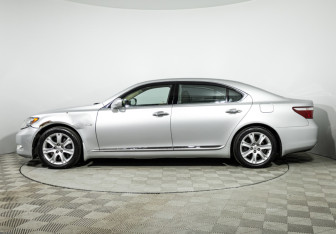 Подержанный автомобиль Lexus LS 2008 года (8 фото)