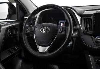 Подержанный автомобиль Toyota RAV4 2018 года (14 фото)