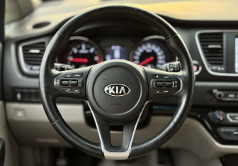 Подержанный автомобиль Kia Carnival 2020 года (11 фото)