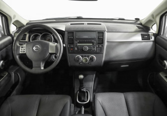 Подержанный автомобиль Nissan Tiida Hatchback 2008 года (10 фото)