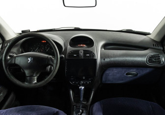 Подержанный автомобиль Peugeot 206 Hatchback 2004 года (13 фото)