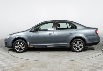 Подержанный автомобиль Volkswagen Jetta Sedan 2009 года (8 фото)