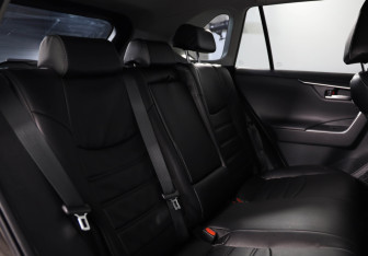 Подержанный автомобиль Toyota RAV4 2021 года (12 фото)