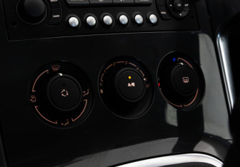 Подержанный автомобиль Peugeot 3008 2011 года (12 фото)