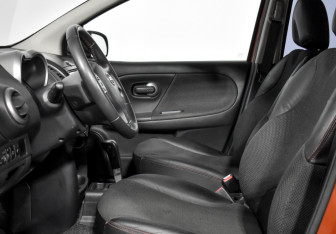 Подержанный автомобиль Nissan Note 2008 года (10 фото)