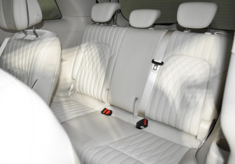 Подержанный автомобиль Voyah Dream 2023 года (13 фото)