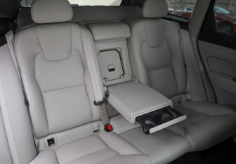 Подержанный автомобиль Volvo XC60 2021 года (25 фото)