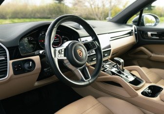 Подержанный автомобиль Porsche Cayenne 2020 года (16 фото)